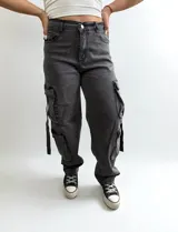 Pantalón jean cargo negro con efecto lavado, corte recto y bolsillos laterales con fuelle.