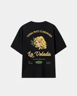 Remera negra de corte oversize con estampa gráfica en la espalda que simula un paquete de yerba mate, con ilustración de una mujer rubia y texto alusivo.