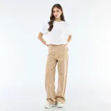 Pantalón de twill color beige con diseño de cintura asimétrica cruzada y corte recto de pierna ancha.