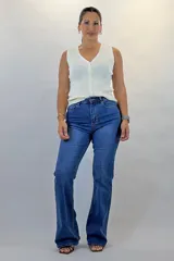 Jean de mezclilla azul de tiro alto, corte acampanado (flare) y largo completo.