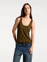 Musculosa de punto color marrón, con escote redondo y breteles anchos, de corte recto y ajuste cómodo.