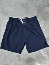 Short de baño azul marino de secado rápido.