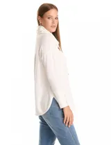 Buzo de tejido suave con cuello volcado ajustable mediante cordones con punteras metálicas. Presenta mangas largas con puños decorados con botones metálicos, hombros caídos y ruedo redondeado con aberturas laterales.