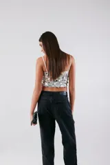 Top corto color blanco con lentejuelas y tirantes finos.