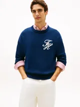 Sweater azul de punto grueso con cuello redondo, hombros caídos y logo bordado en fuente script en el pecho.