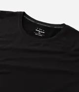 Remera térmica de manga larga y cuello redondo, confeccionada en tejido técnico ligero de poliéster y elastano. Diseño liso y ajustado, ideal para actividades deportivas.