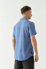 Camisa celeste estampada de manga corta con fit slim, cartera abotonada y logo bordado.