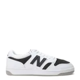 Championes urbanos New Balance modelo Court 480, con diseño inspirado en el baloncesto retro. Presentan una combinación de cuero blanco y paneles de gamuza en color gris oscuro, con el logo 'N' característico en los laterales y suela de goma.