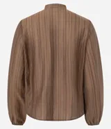 Blusa bata Marfinno de liocel marrón con estampa rayada, escote en V con amarre y jabot frontal con volados. Presenta mangas largas con volumen y puños con elástico.