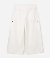 Pantalón cargo de sarga color blanco, corte palazzo amplio y fluido, con bolsillos laterales con solapa y cierre frontal con botones.