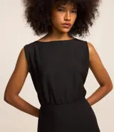 Vestido midi sin mangas de crepé negro, con escote redondo, espalda abierta con tiras cruzadas y tajo lateral en la falda.