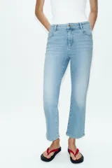 Jeans de tiro alto con corte mini flare y largo tobillero. Presentan diseño de cinco bolsillos, pernera estrecha con acabado evasé y cierre frontal con cremallera y botón.