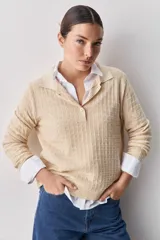 Sweater de punto color verde militar, con cuello polo y cierre frontal de botones, de manga larga con puños elastizados y diseño texturizado con relieve geométrico.