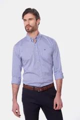 Camisa de manga larga con cuello abotonado y estampa a cuadros en tonos de azul y blanco. Presenta un bolsillo aplicado en el pecho con detalle de bordado y cierre frontal con botones.