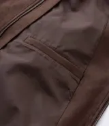 Chaqueta bomber azul marino lisa, con cierre frontal, cuello redondo y bolsillos laterales.