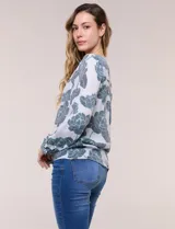 Blusa de gasa Zac & Rachel con estampado de rayas verticales en tonos rosados, amarillos y blancos. Presenta escote en V con cuello mao, cierre frontal con botones, un bolsillo aplicado en el pecho, mangas largas con presilla para regular el largo y detalle de nudo en el dobladillo inferior.