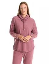 Buzo color rosado de tejido suave, con cuello volcado ajustable con lazo y mangas largas con puños decorados con botones.