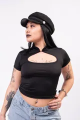 Remera negra de manga corta, confeccionada en tela suave y elastizada, con cuello mao y recorte cut-out en el escote.