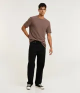 Remera masculina de corte comfort, cuello redondo y manga corta, confeccionada en tejido de algodón con textura.