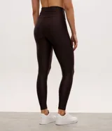 Legging deportiva de tiro alto confeccionada en microfibra elástica, con diseño ajustado y bolsillo funcional integrado. Presenta un acabado liso y costuras reforzadas para mayor comodidad durante la actividad física.