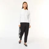 Pantalón de vestir de corte recto y tiro alto, color negro, con cierre frontal y bolsillos laterales.