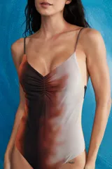 Malla entera con breteles finos y escote en V, con diseño degradado en tonos marrones.