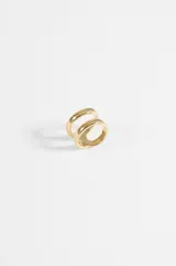 Anillo doble de acero quirúrgico dorado con diseño minimalista de dos bandas unidas.