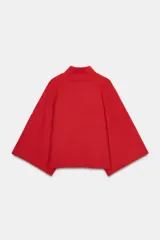 Jersey de punto liso en color gris, con cuello subido y mangas anchas de corte holgado. Presenta acabados en rib en el cuello y los puños.