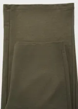 Pantalón recto color verde militar con cintura elástica, confeccionado en mezcla de algodón y poliamida.