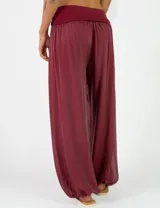 Pantalon de viscosa color marrón, de corte amplio y fluido con botamanga fruncida y cintura elástica ancha.