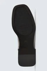 Bota de media caña con detalle de pespunte en la parte superior, cierre mediante cremallera lateral, horma cuadrada y suela a tono con ligero tacón.