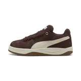 Championes urbanos Puma modelo Park Luna SD, confeccionados en gamuza color chocolate con la icónica franja lateral en tono crema. Presentan cordones gruesos, suela de goma con entresuela en contraste y ojal superior metálico dorado.