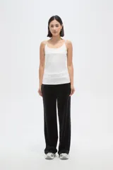 Musculosa de poliamida con breteles finos, corte al cuerpo y escote redondo.