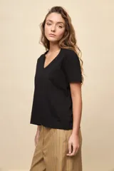 Remera blanca de algodón con escote en V y mangas cortas, de calce amplio y cómodo.