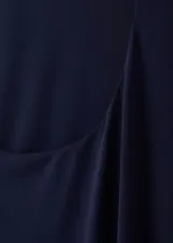 Vestido midi azul marino de punto fino, con cuello redondo, sin mangas, diseño recto y espalda abierta asimétrica.