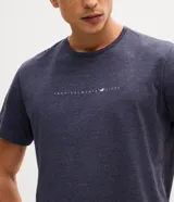 Remera de corte comfort, color azul melange, con cuello redondo, manga corta y estampa frontal localizada con texto pequeño.