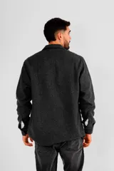 Sobrecamisa de paño gris con cuello camisero, cierre frontal con botones y bolsillo frontal tipo parche en el pecho.