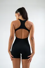 Mono deportivo gris oscuro, ajustado al cuerpo, con espalda descubierta y short.