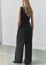 Mono de diseño combinado con parte superior tipo musculosa de cuello alto y parte inferior de pantalón sastrero de corte recto con diseño de raya diplomática y trabillas para cinturón.