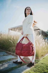 Bolso de cuero color rojo con textura tipo cocodrilo, diseño amplio con doble correa de mano y correa larga ajustable. Cuenta con cierre superior y herrajes metálicos.
