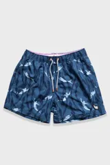 Short de baño azul con estampado de sirenas y algas, cintura elástica con cordón ajustable, bolsillos laterales y trasero con cierre, suspensor de malla fina hipoalergénica.