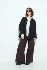 Buzo canguro color marrón con capucha y estampado de un corazón anatómico en azul en el pecho. De silueta relajada y calce cómodo.