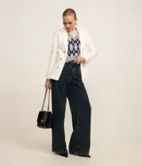 Blazer femenino de sastrería confeccionado en tejido Punto Roma, con cuello solapa, cierre frontal con ganchos y botones decorativos dorados con escudo grabado.