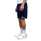Short deportivo Umbro color azul con detalles en blanco en el ruedo y logo de la marca estampado en la pierna izquierda.