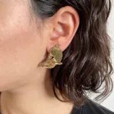 Par de aros plateados con forma de conejo.