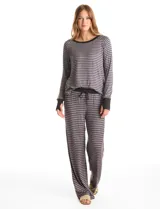 Conjunto de pijama compuesto por una remera de manga larga con puños y un pantalón de corte recto con cintura elástica y lazo de ajuste. Presenta un diseño de rayas horizontales finas en tonos gris y negro.