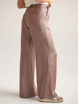 Pantalon de vestir de corte recto y tiro medio-alto, confeccionado en crepe con acabado metalizado lurex. Presenta pretina con detalle de sesgo a contratono, cierre frontal y bolsillos laterales.