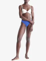 Colaless azul de microfibra suave con bordes cortados a láser y logo de Calvin Klein estampado en la cadera.