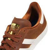 Championes Adidas modelo Gazelle ADV, color marrón con las icónicas tres tiras laterales en blanco y suela de goma blanca. Presentan un diseño clásico de perfil bajo con cierre de cordones.