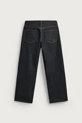 Pantalón jeans de corte recto y ajuste holgado, confeccionado en denim de algodón rígido. Presenta diseño clásico de cinco bolsillos, cierre frontal con cremallera y botón, con un acabado de lavado claro.